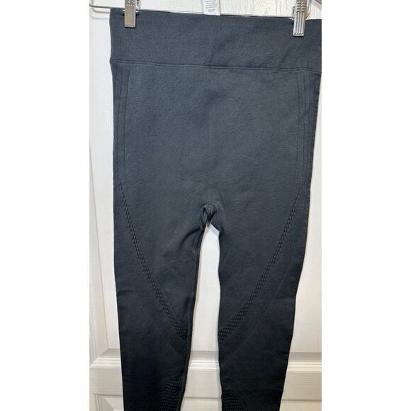 Fabletics Perforated High Waisted Leggings.. Seamless🩶 Charcoal Gray Size M - Picture 9 of 12